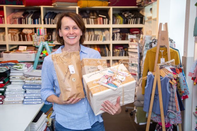 Stoffpakete Andrea Sieber mit Stoffpaketen im Stoffladen in Annaberg-Buchholz