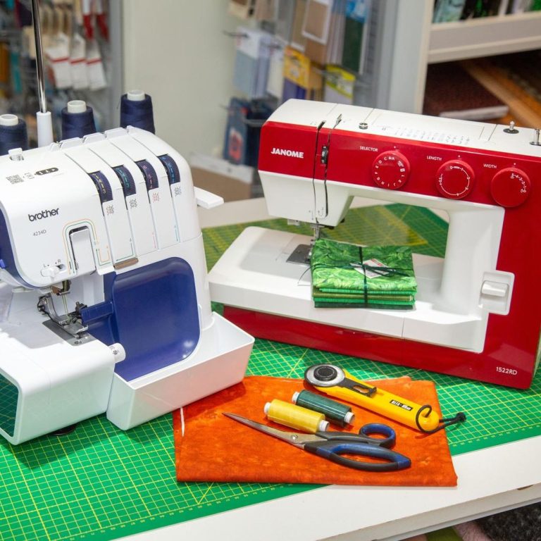 Patchwork- und Quiltkurse in Annaberg-Buchholz Nähmaschine, Rollschneider und Schneidematte für Patchwork im Laden in Annaberg-Buchholz
