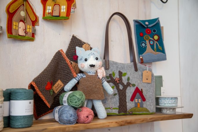 Taschen und Handgemachtes Filztaschen, gestrickte Figur und Wolle im Handarbeitsgeschäft in Annaberg-Buchholz