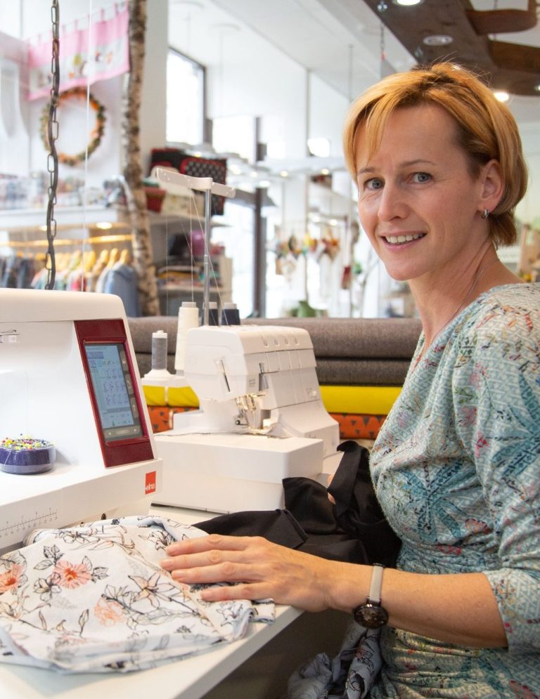 Andrea Sieber im Atelier Andrea Sieber näht an der Nähmaschine im Atelier von Patchwork Handarbeit in Annaberg-Buchholz