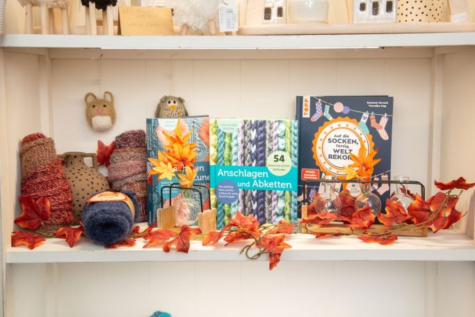 Bücher und Anleitungen Strickbücher, Wolle und Herbstdeko bei Patchwork Handarbeit Andrea Sieber in Annaberg-Buchholz